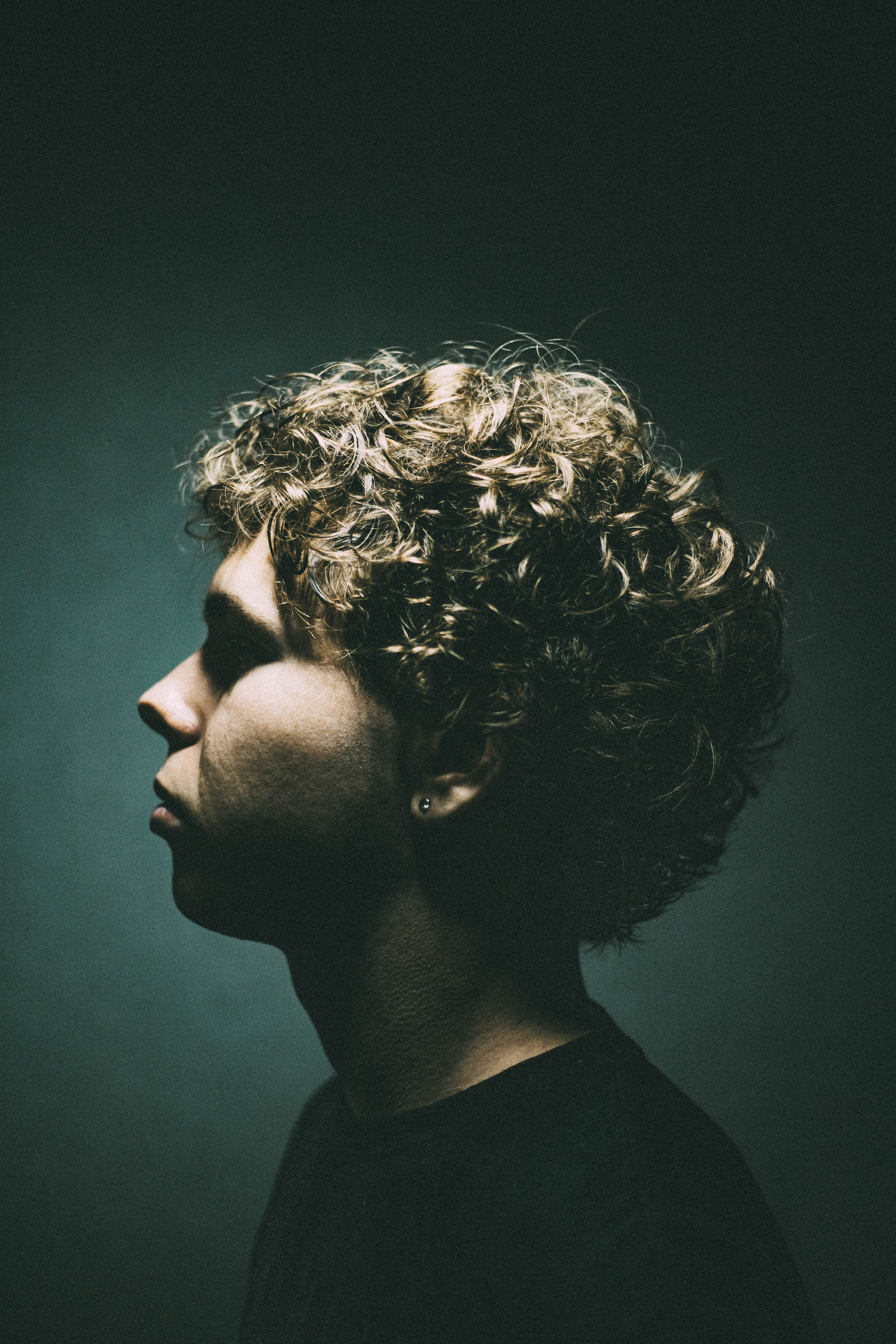 Художественный портрет с кудрявыми волосами