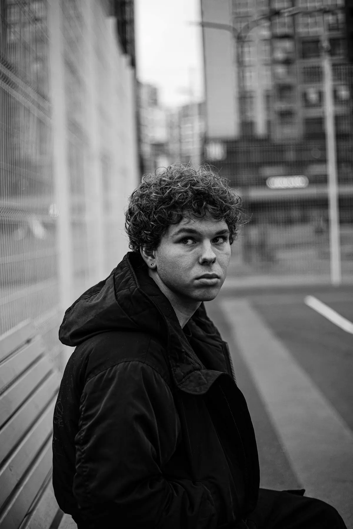 Кудрявые волосы с современной укладкой