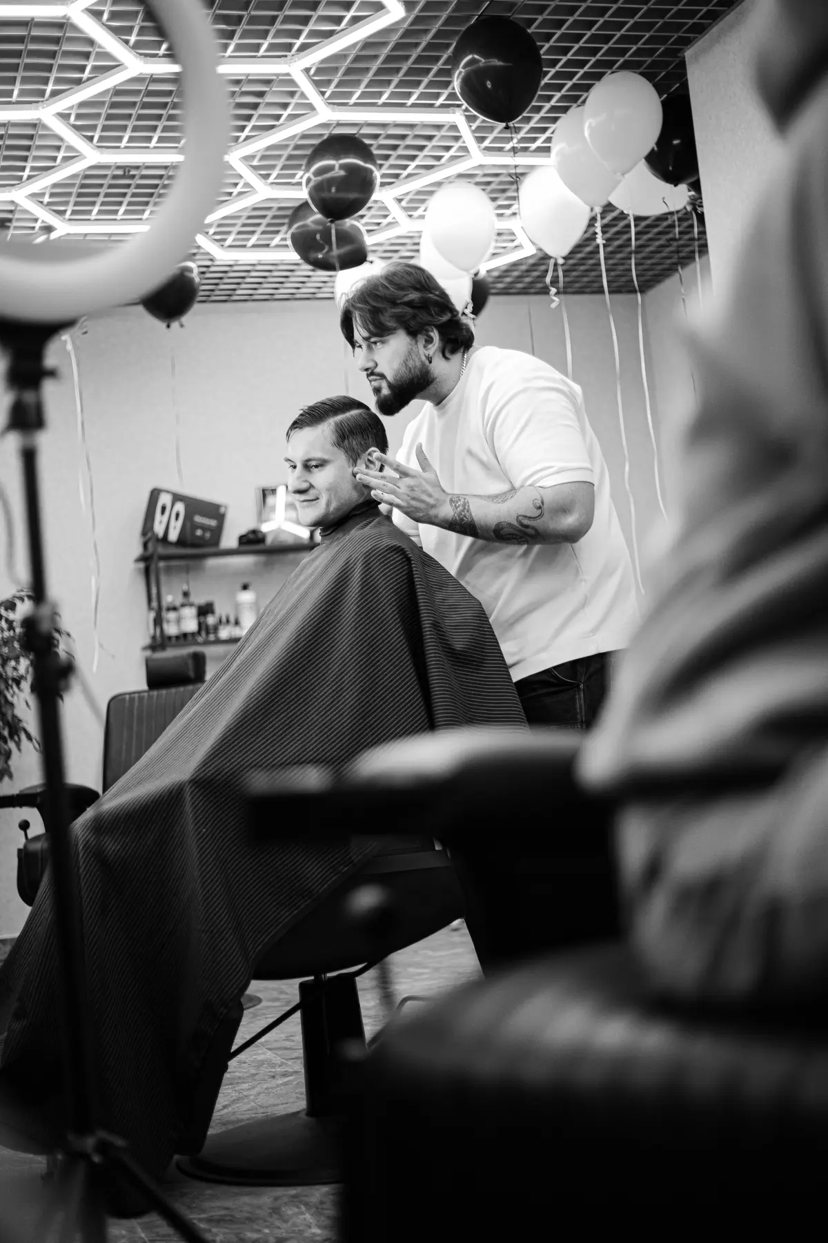 Современный интерьер барбершопа