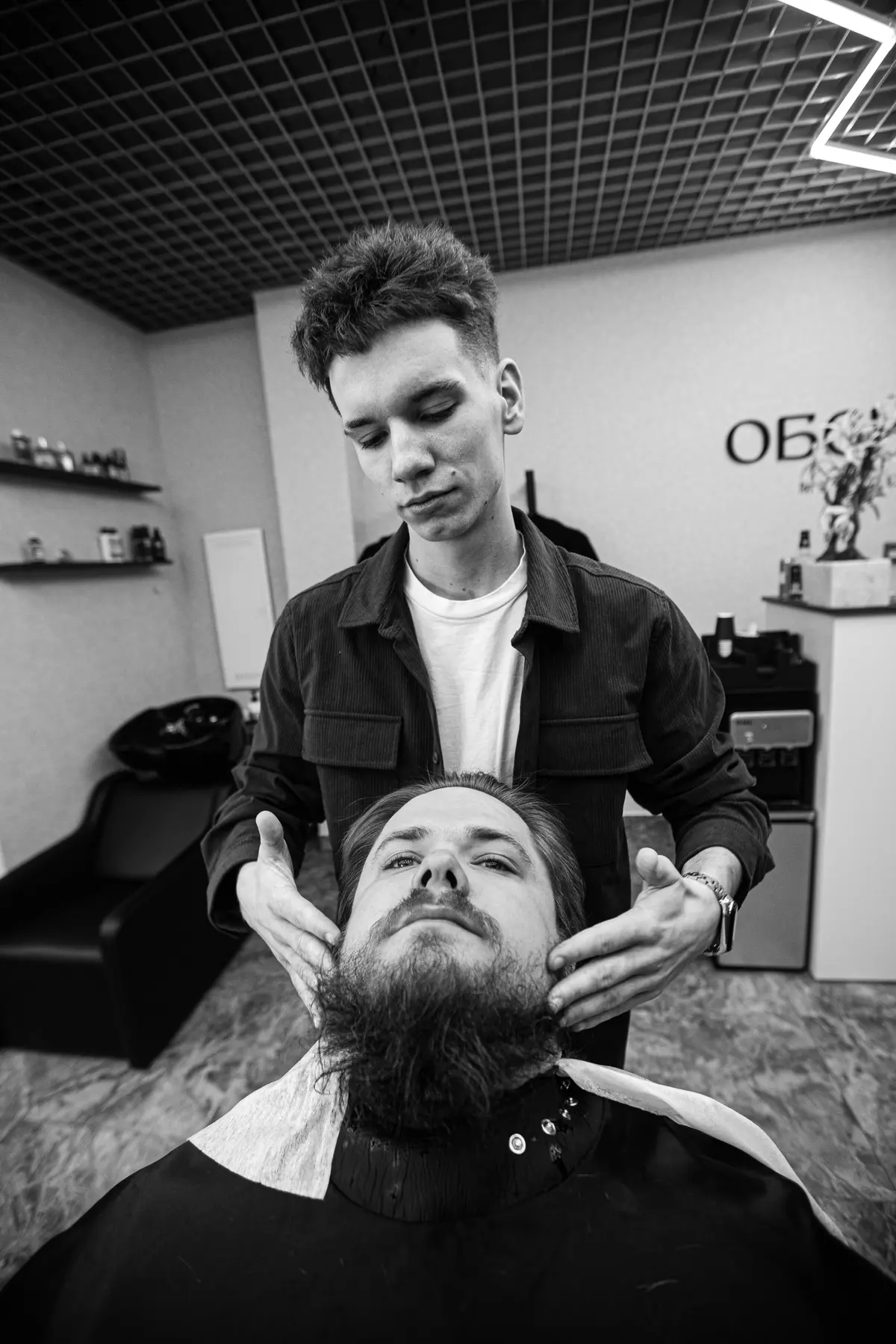 Массаж головы клиенту