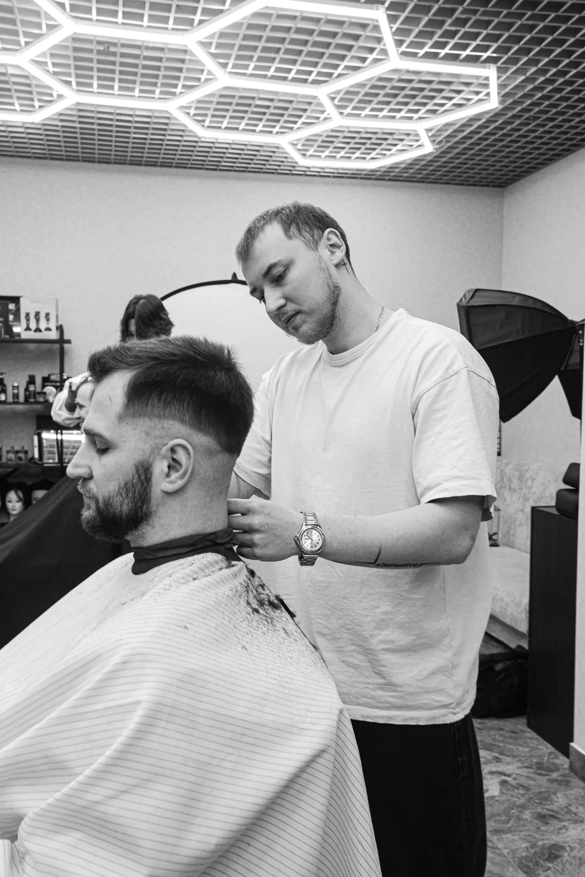 Барбер оформляет окантовку