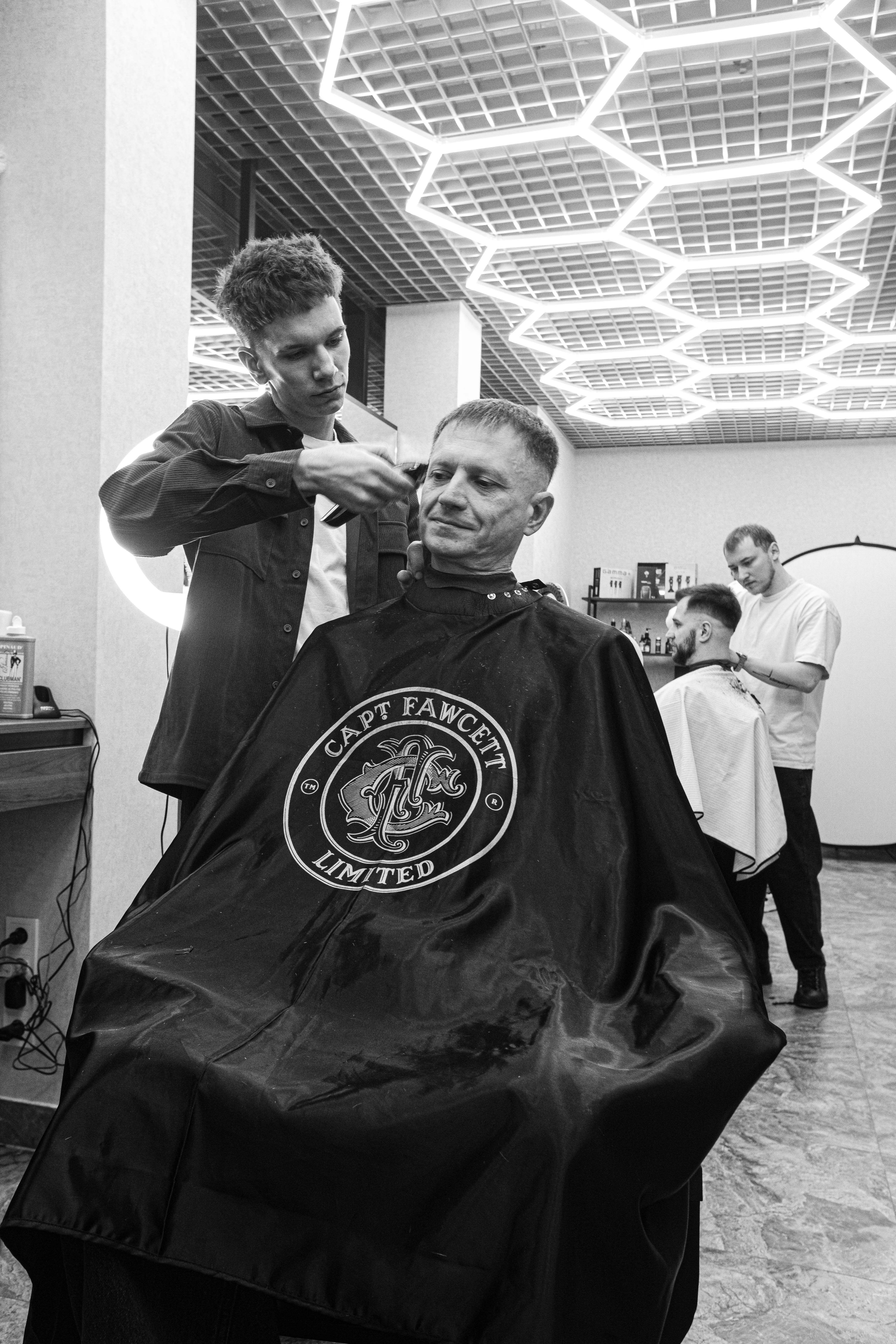 Стрижка в накидке Captain Fawcett