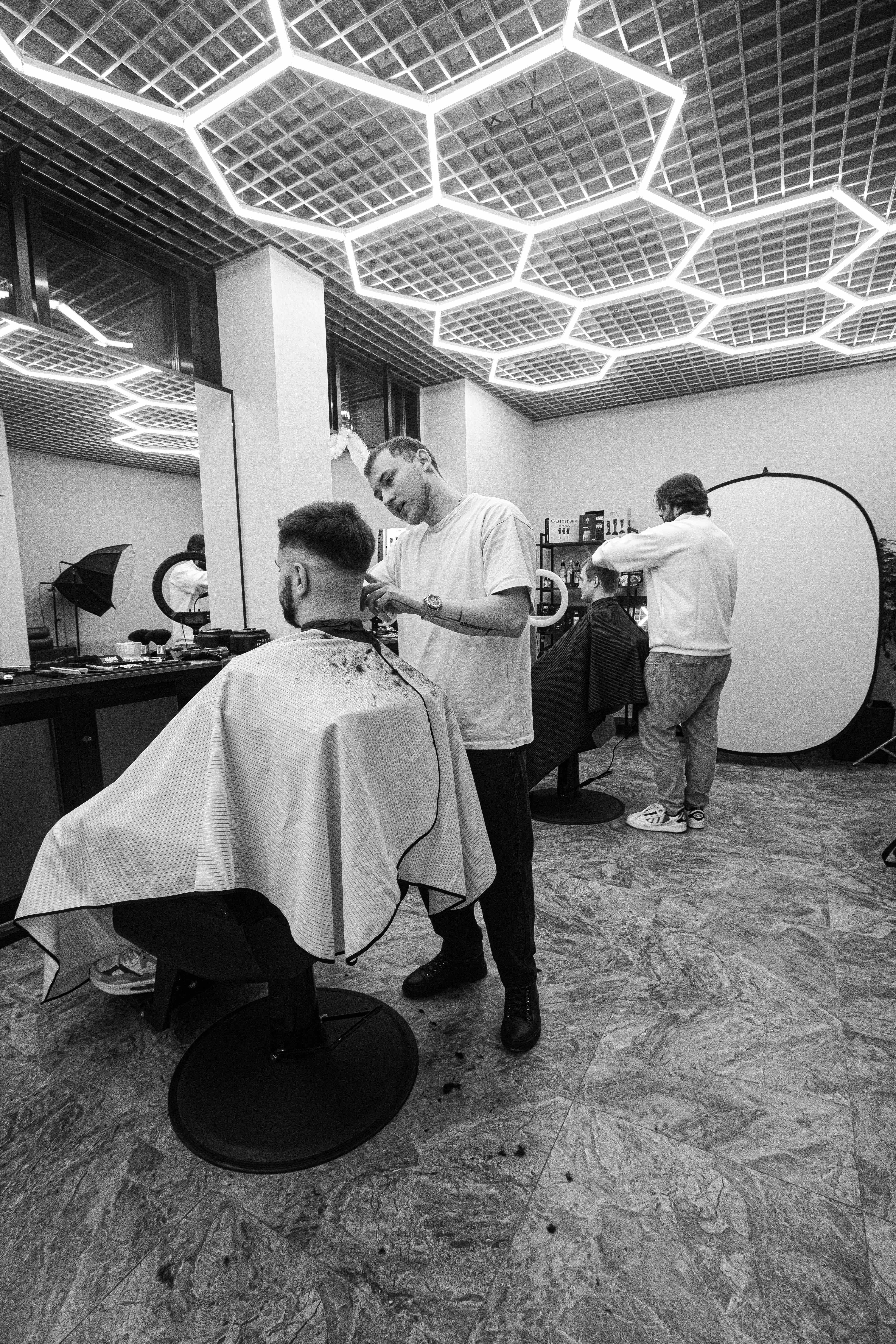 Общий вид салона - два мастера за работой