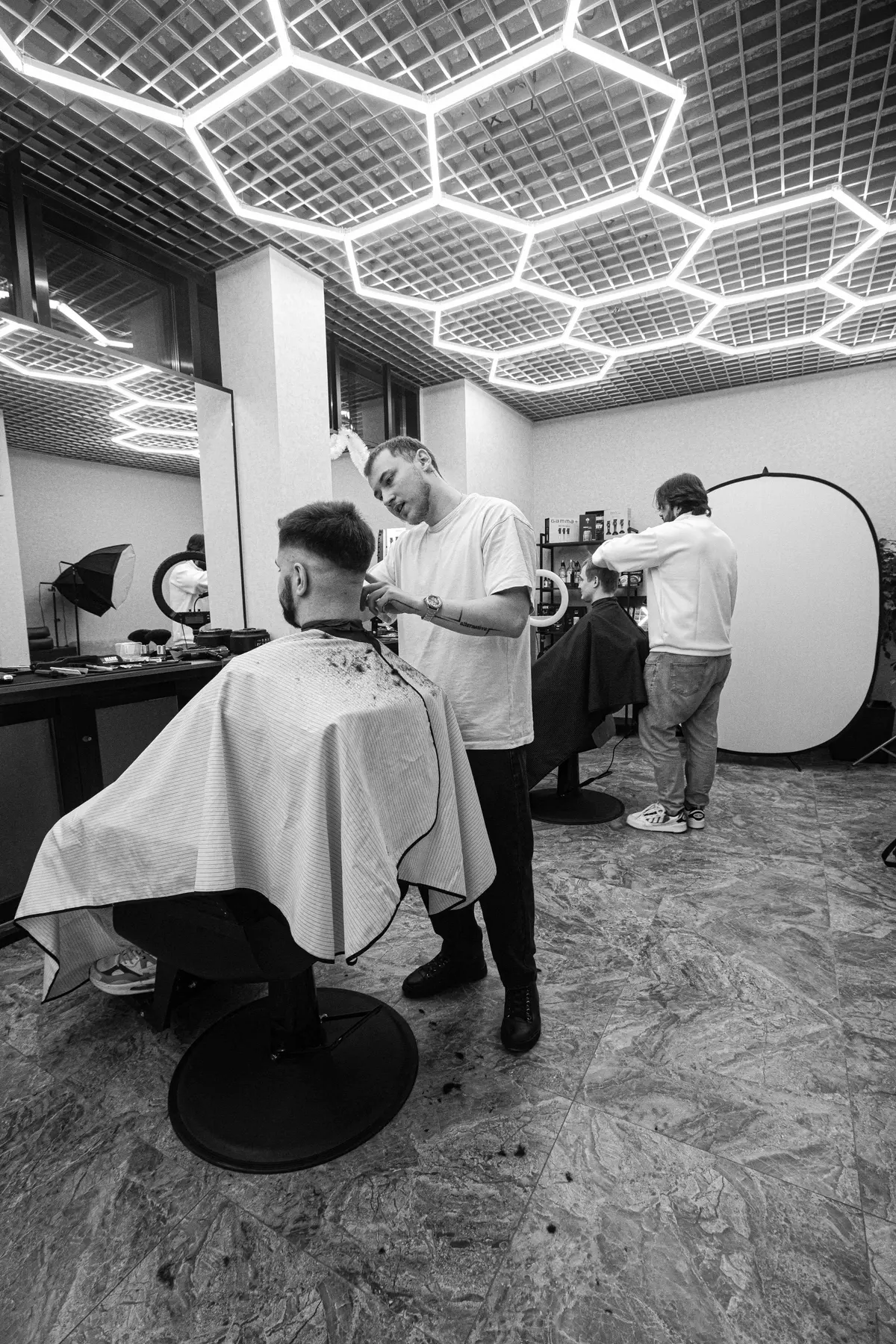 Общий вид салона - два мастера за работой